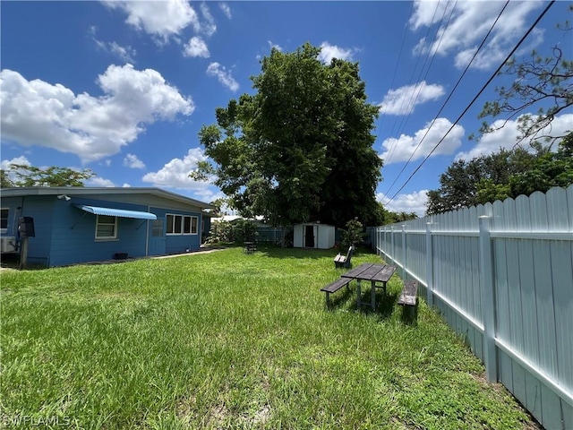 view of yard featuring a storage shed