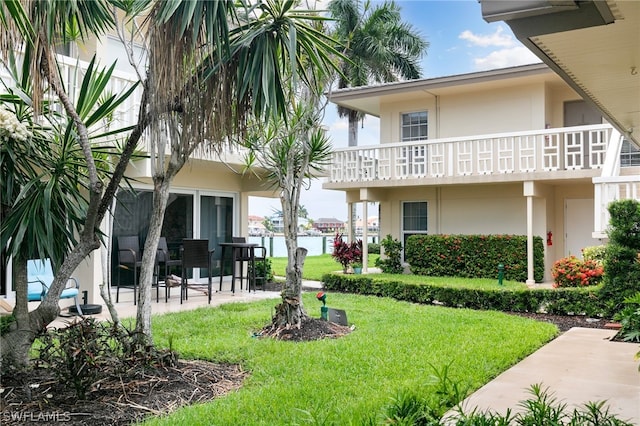 view of yard featuring a balcony