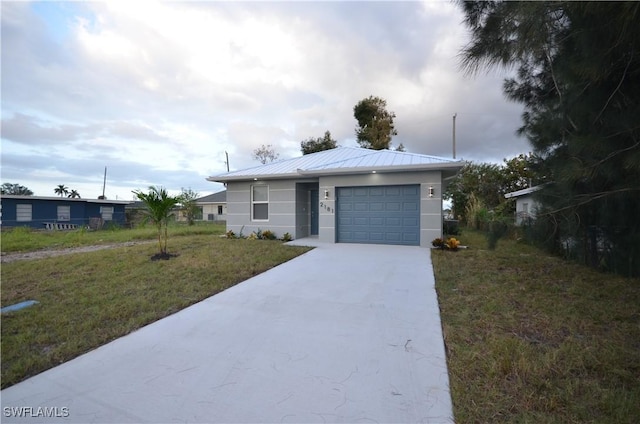 view of front facade featuring a garage and a front yard