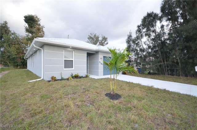 view of front of property with a front yard