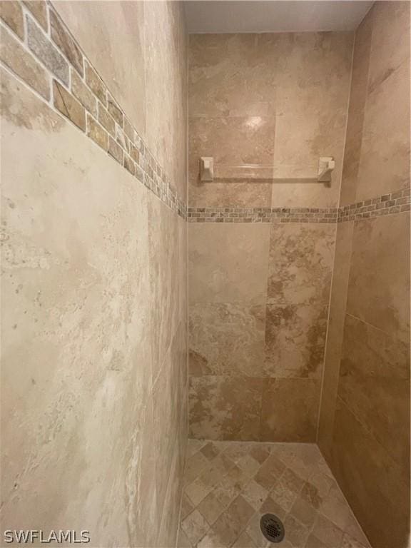 bathroom featuring tiled shower