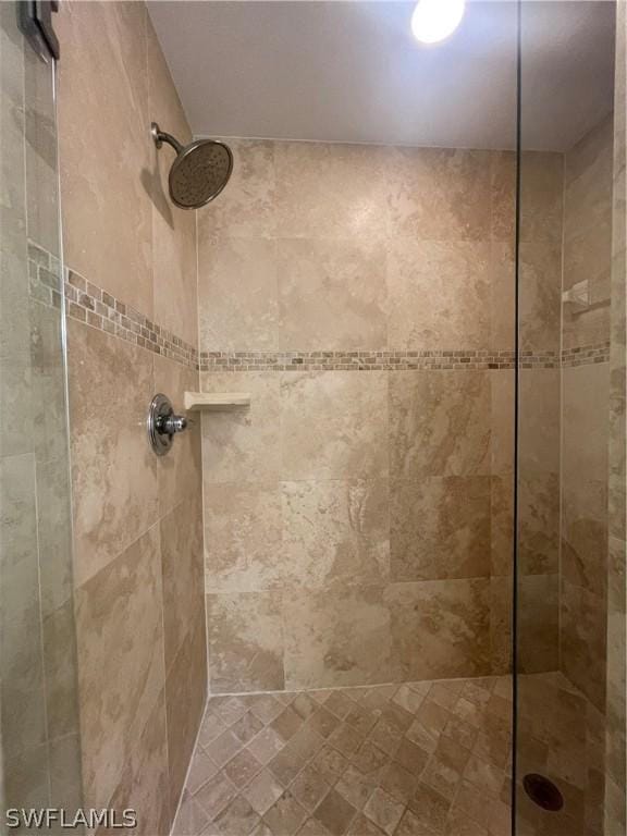 bathroom featuring a tile shower