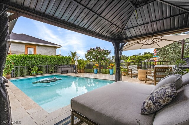 view of swimming pool with an outdoor hangout area, a hot tub, and a patio area