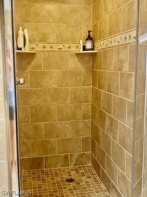 bathroom featuring tiled shower