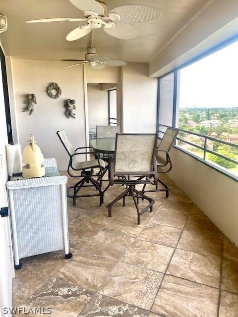 sunroom with ceiling fan