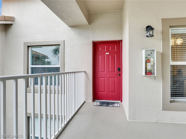 property entrance featuring a balcony