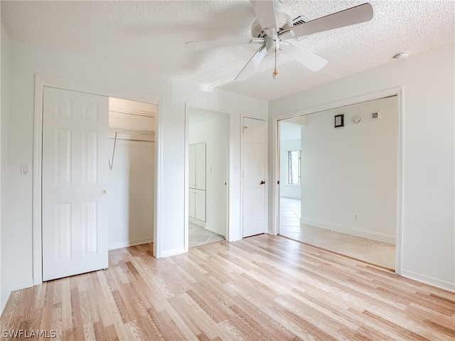 unfurnished bedroom featuring a textured ceiling, ceiling fan, and light hardwood / wood-style floors