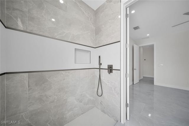 bathroom featuring tiled shower