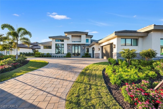 view of front of home featuring a front yard and a garage