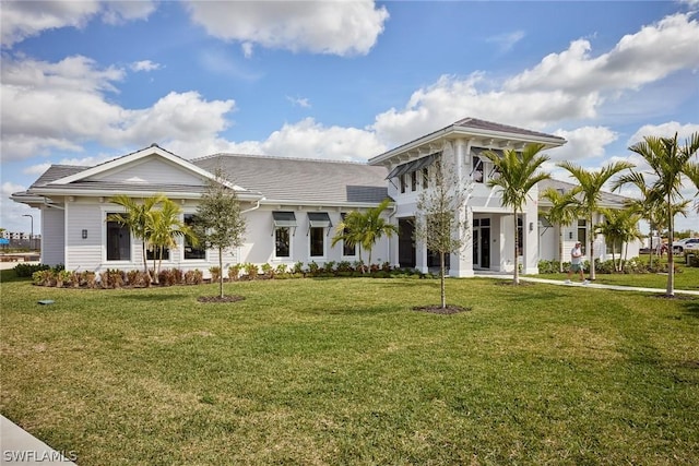 view of front facade featuring a front yard