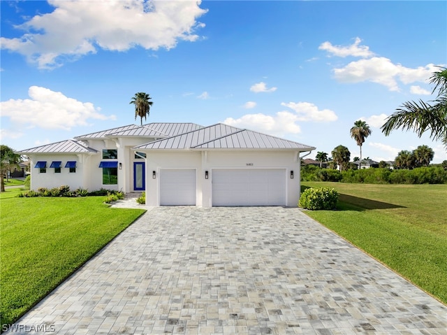 view of front of house featuring a garage and a front yard