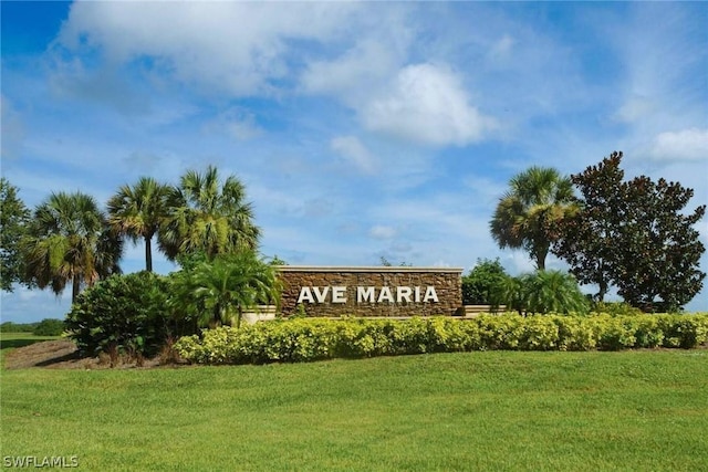 community / neighborhood sign featuring a yard