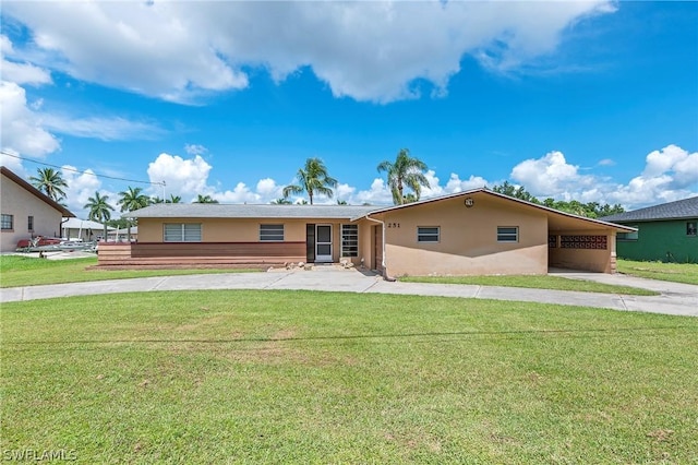 view of front of property featuring a front yard and a carport