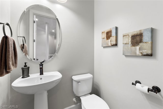 bathroom featuring toilet and sink