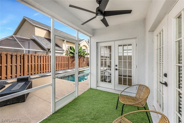 sunroom with ceiling fan