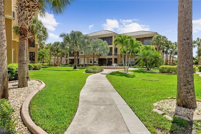 view of property's community featuring a lawn