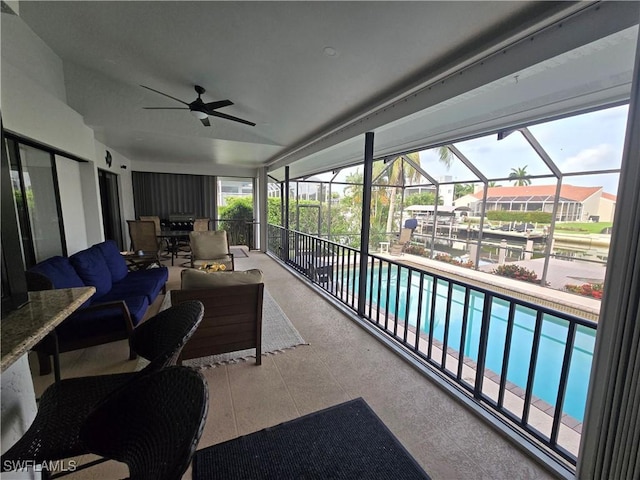 sunroom with ceiling fan