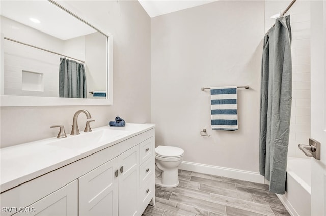 full bathroom with shower / tub combo with curtain, toilet, wood tiled floor, vanity, and baseboards