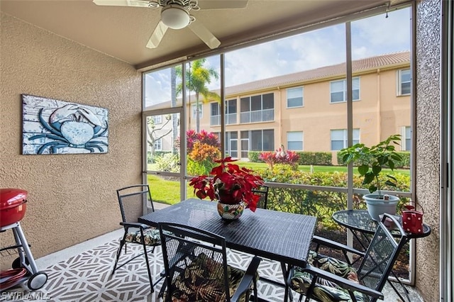 sunroom with ceiling fan