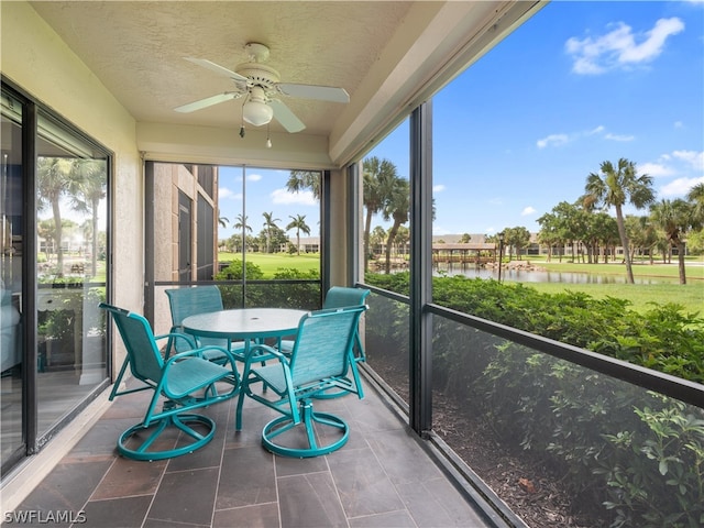 sunroom with ceiling fan