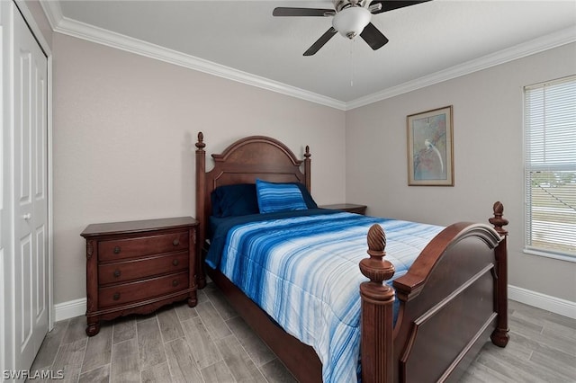 bedroom with ceiling fan, light wood-type flooring, ornamental molding, and a closet