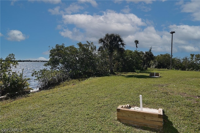 view of yard featuring a water view