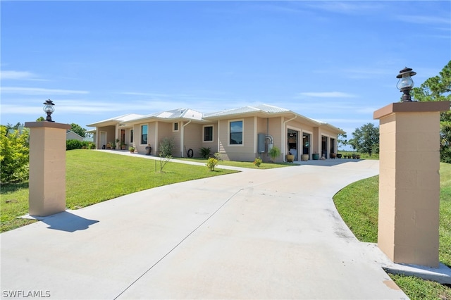 view of front of house featuring a front lawn