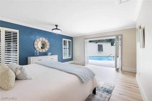 bedroom featuring light hardwood / wood-style floors, ceiling fan, and ornamental molding