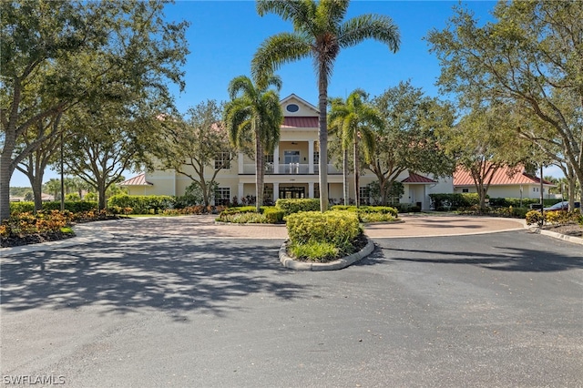 view of front of home featuring a balcony