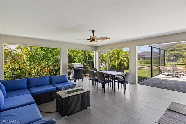 sunroom with ceiling fan