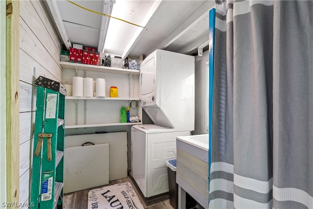 laundry area with sink and stacked washer and clothes dryer