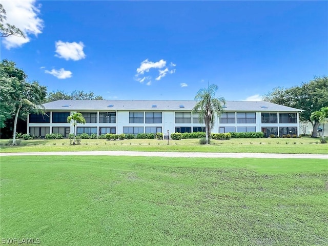 view of front facade with a front lawn