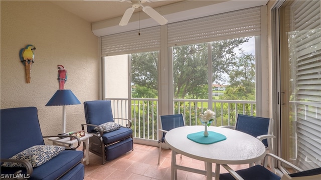 sunroom with ceiling fan