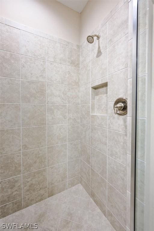 bathroom featuring a tile shower