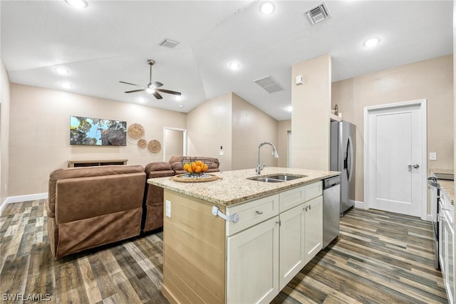 kitchen featuring appliances with stainless steel finishes, sink, dark hardwood / wood-style floors, an island with sink, and ceiling fan