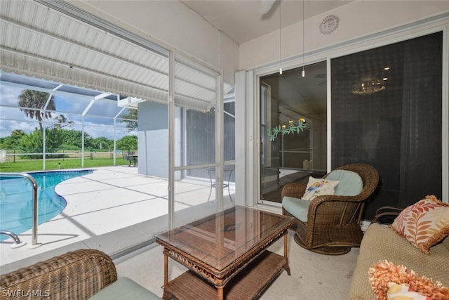 sunroom with ceiling fan