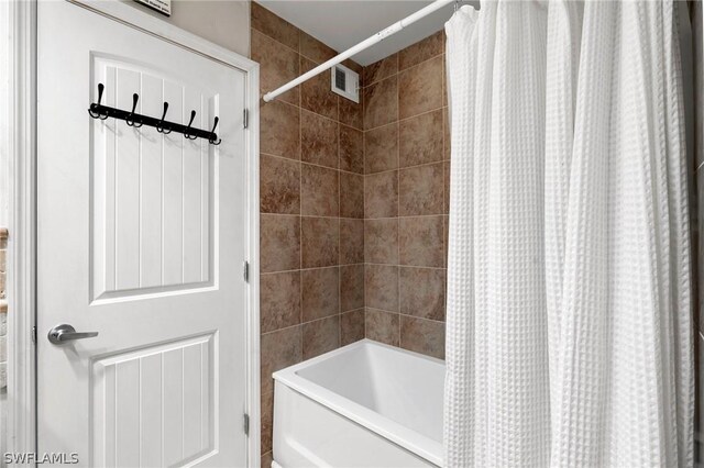 bathroom with shower / tub combo