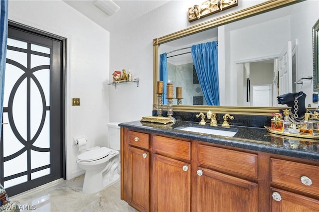 bathroom featuring a shower with curtain, vanity, and toilet