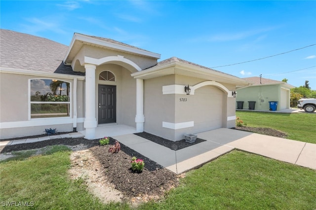 view of front facade featuring a garage and a front lawn