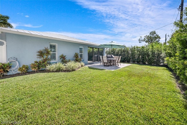 view of yard featuring a patio area