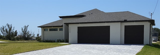 view of front of property featuring a front lawn