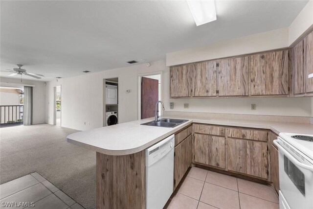 kitchen with light tile patterned floors, ceiling fan, white appliances, sink, and kitchen peninsula