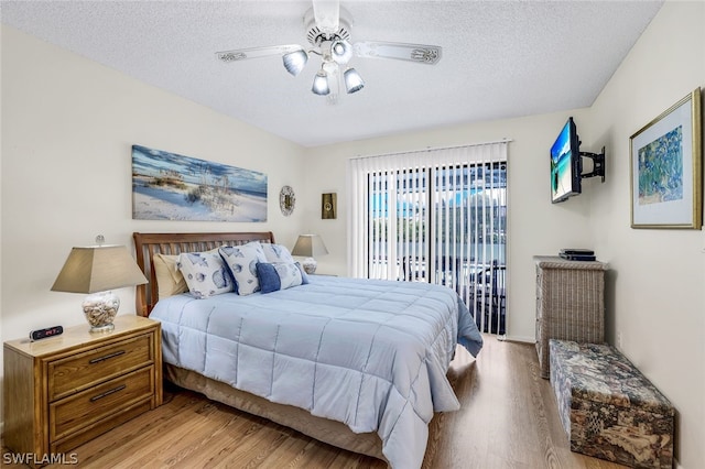 bedroom featuring a textured ceiling, light hardwood / wood-style flooring, and ceiling fan