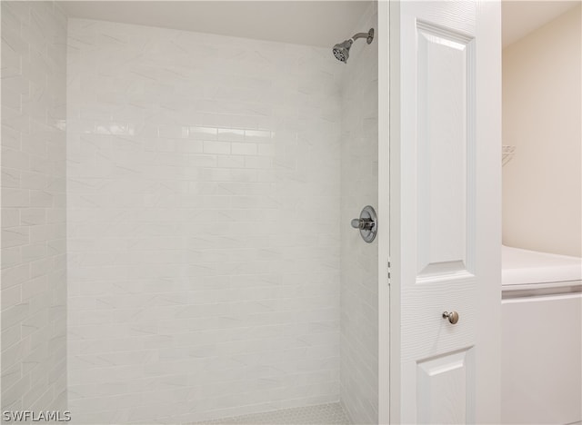 bathroom featuring a tile shower