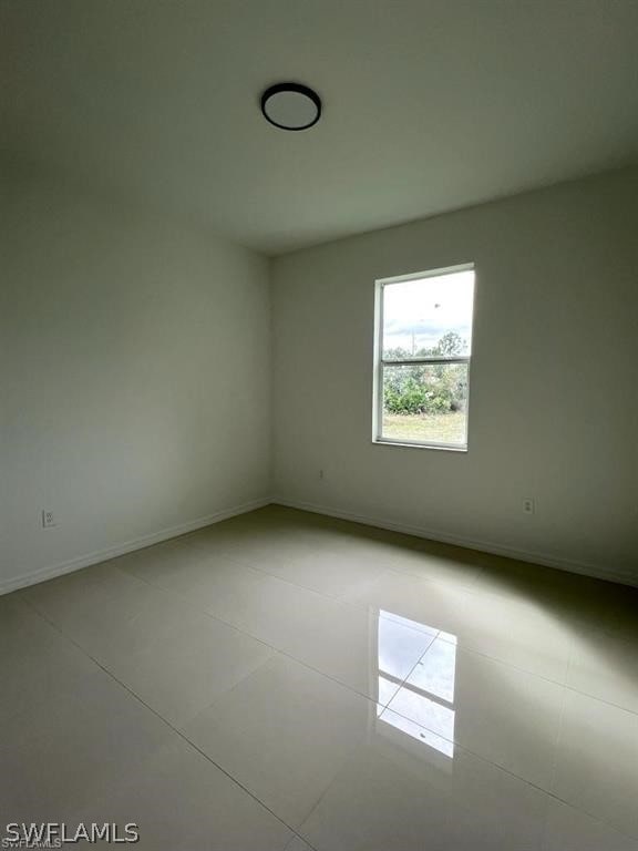 unfurnished room featuring light tile patterned floors