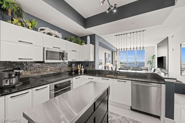 3000 Oasis Grand Blvd Unit Mph3, Fort Myers, FL 33916 - kitchen with stainless steel appliances, a sink, tasteful backsplash, white cabinetry, and pendant lighting