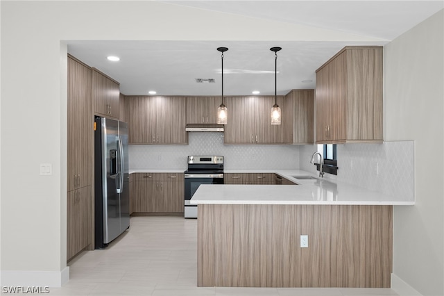 kitchen with sink, tasteful backsplash, decorative light fixtures, kitchen peninsula, and stainless steel appliances