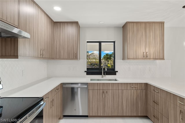 kitchen with sink, decorative backsplash, stainless steel appliances, and light brown cabinets