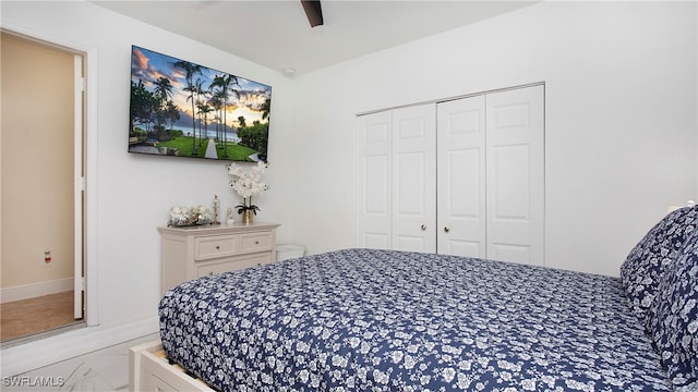 bedroom featuring ceiling fan and a closet