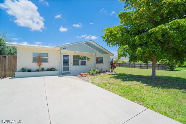 ranch-style home featuring a front lawn